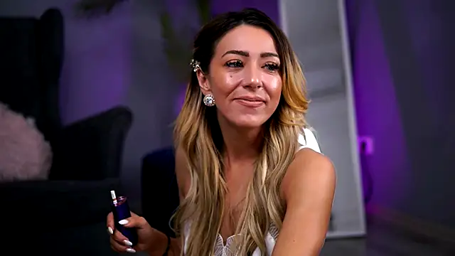 Snapshot of JuliaHyde chatting on 12.19.25 JuliaHyde online show from 12.19.25