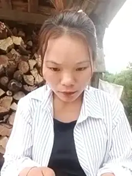 Snapshot of yu-zhen chatting on 12.17.25 yu-zhen online show from 12.17.25