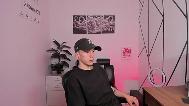 Snapshot of James_Adams_01 chatting on 11.20.25 James Adams 01 online show from 11.20.25