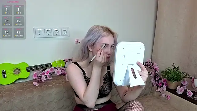 Snapshot of RanaKaduk chatting on 12.19.25 RanaKaduk online show from 12.19.25