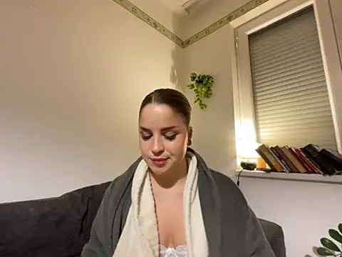 Snapshot of BBoglarka chatting on 11.26.25 BBoglarka online show from 11.26.25