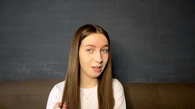 Snapshot of CindaWinn chatting on 11.20.25 CindaWinn online show from 11.20.25