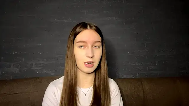 Snapshot of CindaWinn chatting on 11.22.25 CindaWinn online show from 11.22.25