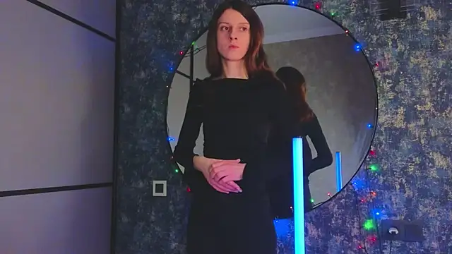 Snapshot of VelvetNyxen chatting on 12.21.25 VelvetNyxen online show from 12.21.25