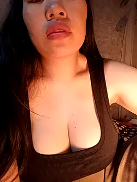 Snapshot of Pampirara chatting on 11.22.25 Pampirara online show from 11.22.25