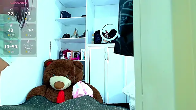 Snapshot of mia_fernand chatting on 11.18.25 mia fernand online show from 11.18.25