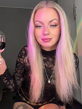 Snapshot of linafuntime chatting on 11.26.25 linafuntime online show from 11.26.25