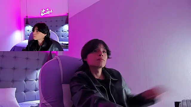 Snapshot of Sylasfrost chatting on 11.23.25 Sylasfrost online show from 11.23.25