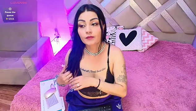 Snapshot of mei_kora chatting on 11.22.25 mei kora online show from 11.22.25