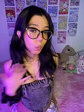 Snapshot of Valen-Foxx1 chatting on 12.21.25 Valen-Foxx1 online show from 12.21.25