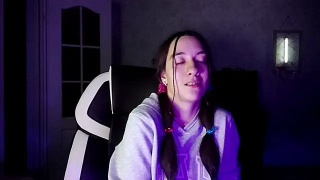 Snapshot of NildaGerrero chatting on 11.20.25 NildaGerrero online show from 11.20.25