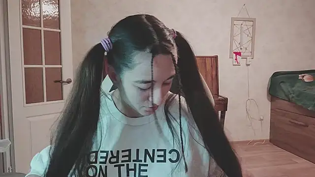 Snapshot of NildaGerrero chatting on 11.26.25 NildaGerrero online show from 11.26.25