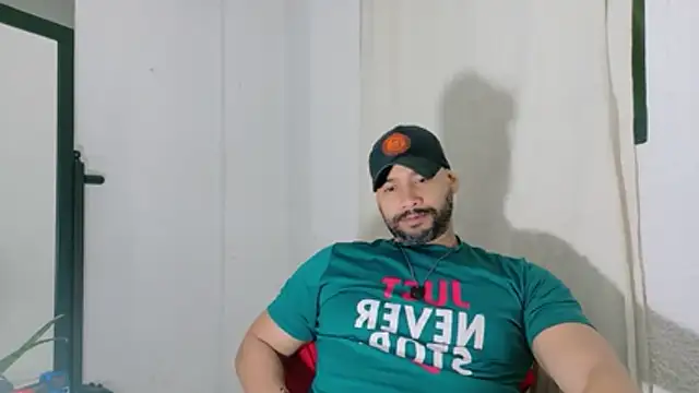 Snapshot of musclehetero chatting on 06.28.26 musclehetero online show from 06.28.26