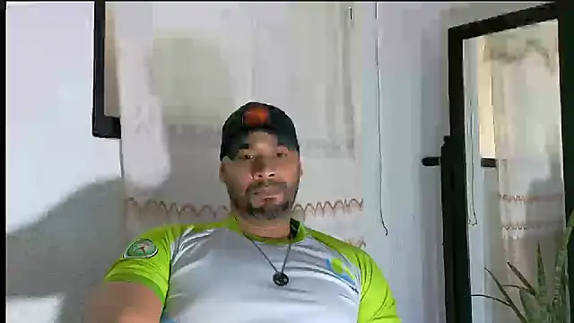 Snapshot of musclehetero chatting on 07.17.26 musclehetero online show from 07.17.26