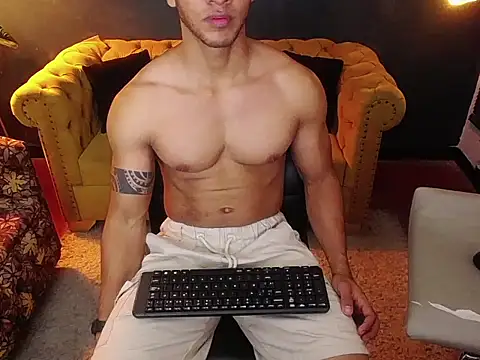 Snapshot of tayler_luke chatting on 12.04.25 tayler luke online show from 12.04.25