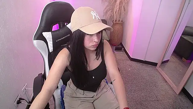 Snapshot of vallolett chatting on 11.24.25 vallolett online show from 11.24.25