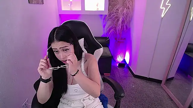 Snapshot of vallolett chatting on 11.25.25 vallolett online show from 11.25.25