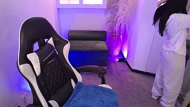 Snapshot of vallolett chatting on 12.01.25 vallolett online show from 12.01.25