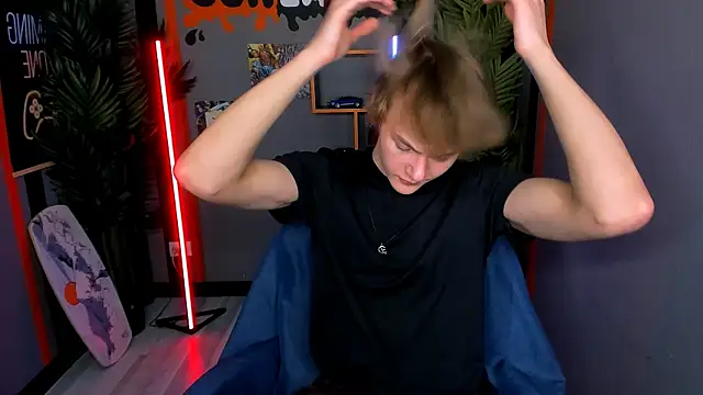 Snapshot of DonaldWoon chatting on 11.25.25 DonaldWoon online show from 11.25.25