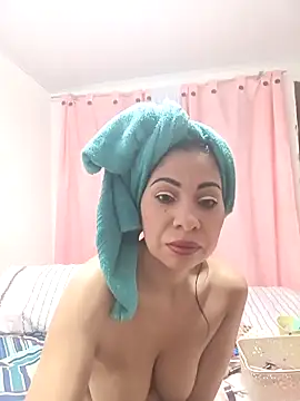 Snapshot of sarasol22 chatting on 11.22.25 sarasol22 online show from 11.22.25