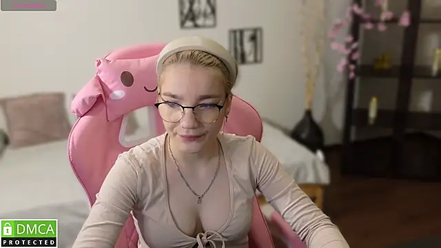 Snapshot of Megan_Lora chatting on 11.26.25 Megan Lora online show from 11.26.25