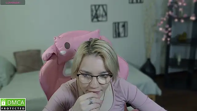 Snapshot of Megan_Lora chatting on 12.02.25 Megan Lora online show from 12.02.25