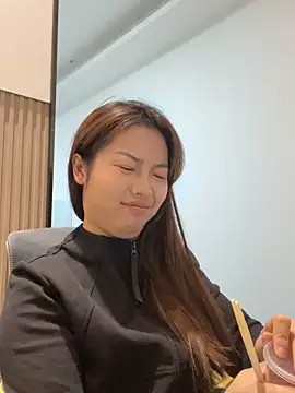 Snapshot of GYYoo chatting on 11.27.25 GYYoo online show from 11.27.25