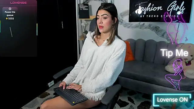 Snapshot of RenataMason chatting on 12.19.25 RenataMason online show from 12.19.25