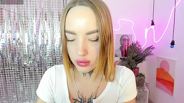 Snapshot of MarquiseMuse chatting on 12.02.25 MarquiseMuse online show from 12.02.25