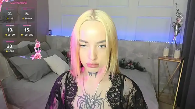 Snapshot of MarquiseMuse chatting on 12.21.25 MarquiseMuse online show from 12.21.25