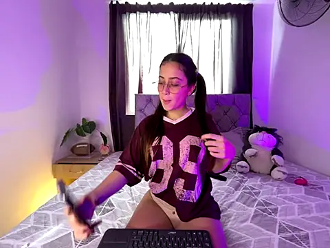 Snapshot of SophieeMoore chatting on 12.19.25 SophieeMoore online show from 12.19.25