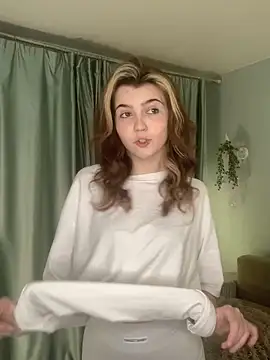 Snapshot of FannyRay chatting on 12.16.25 FannyRay online show from 12.16.25