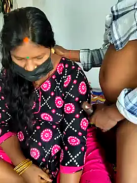 Snapshot of Desicouple1706 chatting on 12.23.25 Desicouple1706 online show from 12.23.25