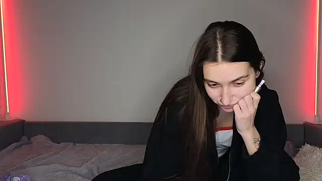 Snapshot of KikkyMi chatting on 12.13.25 KikkyMi online show from 12.13.25