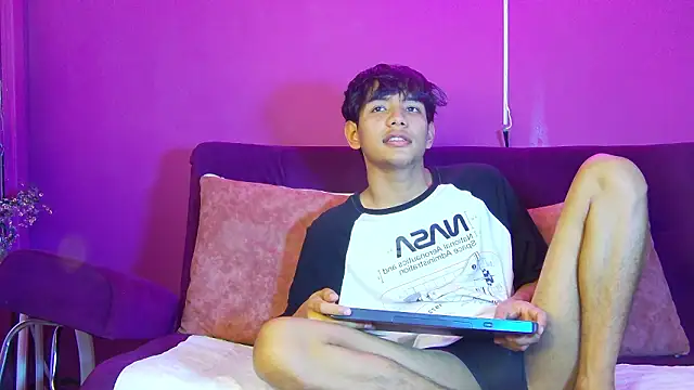 Snapshot of Liam_Sinclair chatting on 03.25.26 Liam Sinclair online show from 03.25.26