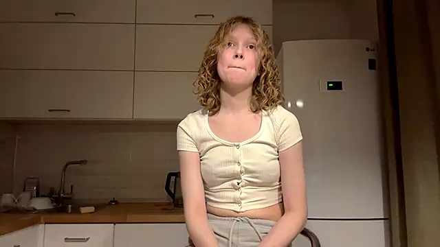 Snapshot of ElfriedaZwack chatting on 12.17.25 ElfriedaZwack online show from 12.17.25