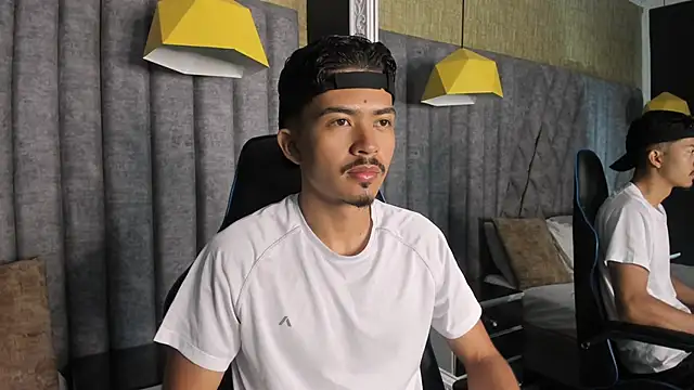 Snapshot of NicolaiKarav chatting on 12.04.25 NicolaiKarav online show from 12.04.25