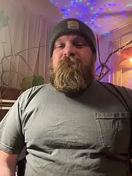 Snapshot of cubflower chatting on 12.23.25 cubflower online show from 12.23.25