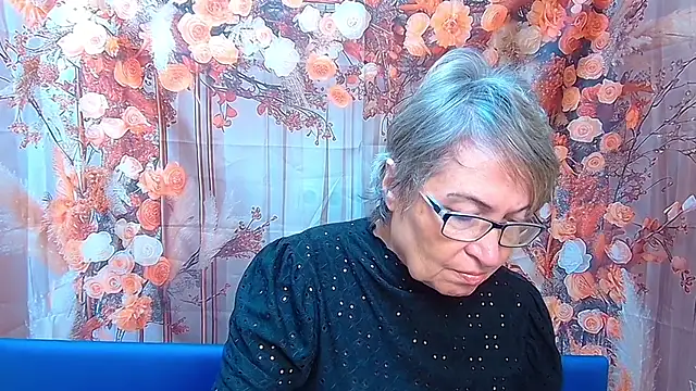 Snapshot of OlgaLuck chatting on 11.28.25 OlgaLuck online show from 11.28.25