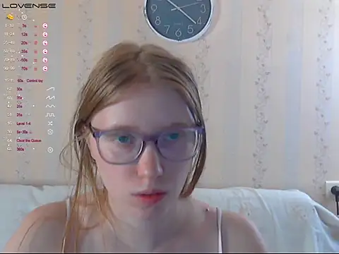 Snapshot of LustfulSarah chatting on 10.04.25 LustfulSarah online show from 10.04.25