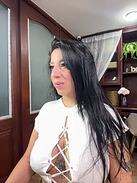 VictoriaHenao online show from 05.05.26