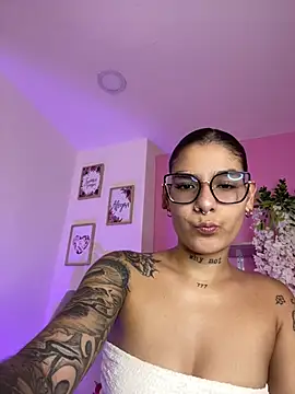 LauraRaider online show from 07.11.26