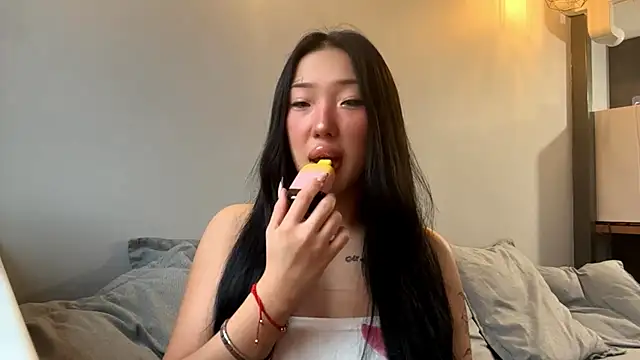 Snapshot of EIeniVanwart chatting on 11.26.25 EIeniVanwart online show from 11.26.25