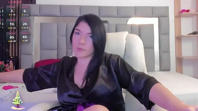 Snapshot of amaia_santini chatting on 12.17.25 amaia santini online show from 12.17.25