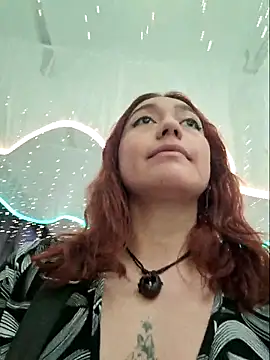 Snapshot of Eveeelyn25 chatting on 12.21.25 Eveeelyn25 online show from 12.21.25