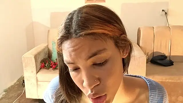 Snapshot of ginebra_n_yan chatting on 12.17.25 ginebra n yan online show from 12.17.25