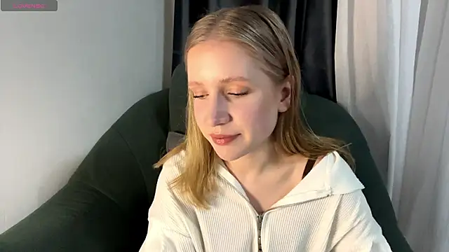 Snapshot of Alice_meow15 chatting on 12.15.25 Alice meow15 online show from 12.15.25