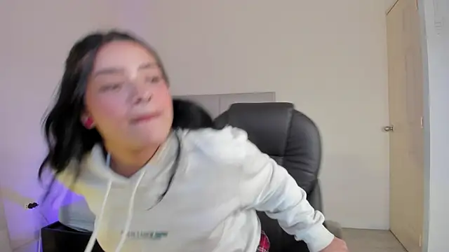 Snapshot of venus_evans_ chatting on 12.17.25 venus evans online show from 12.17.25