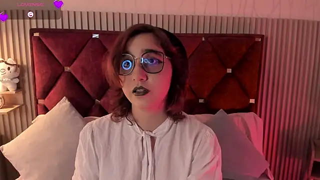 Snapshot of Kiri_Velvet chatting on 04.18.26 Kiri Velvet online show from 04.18.26