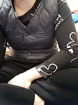 Snapshot of HanniZii chatting on 12.15.25 HanniZii online show from 12.15.25